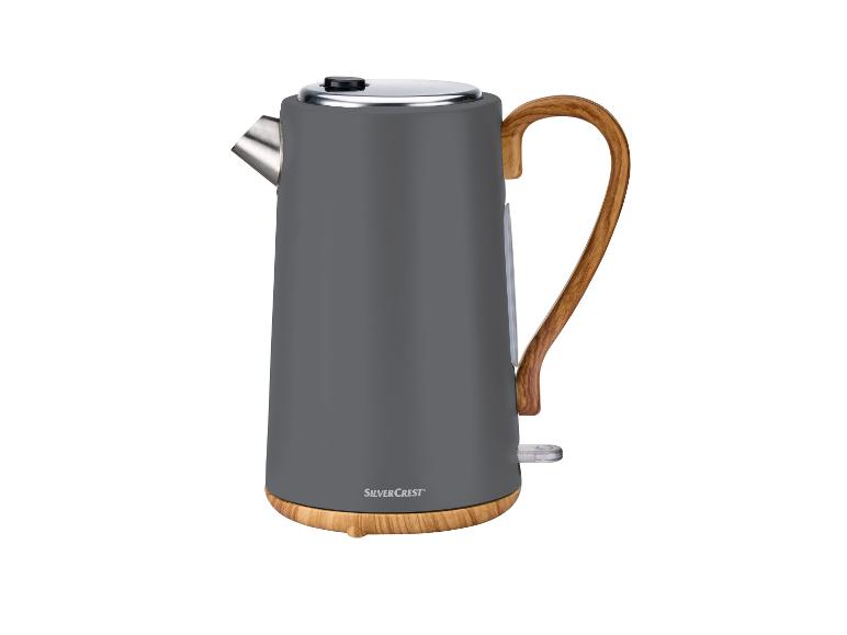 Graue Wasserkocher von SilverCrest mit Holzgriff.