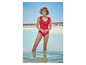 Eine Frau in einem roten Badeanzug mit Rüschen im Meer.