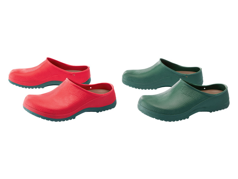 Zwei Paar rote und grüne Clogs.