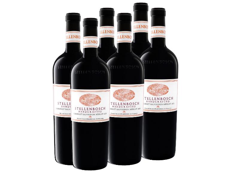 Sechs Flaschen Rotwein mit weißen Etiketten und orangefarbener Schrift, die eine Landschaft zeigen.
