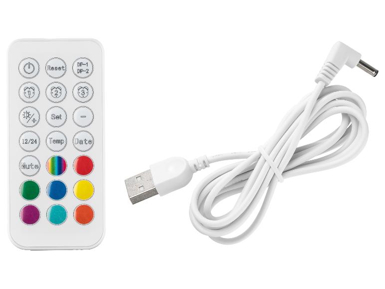 Weiße Fernbedienung mit bunten Tasten und einem USB-Ladekabel.