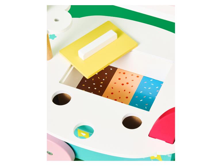 Buntes Holzspielzeug mit Essensformen und Löchern zum Einstecken.