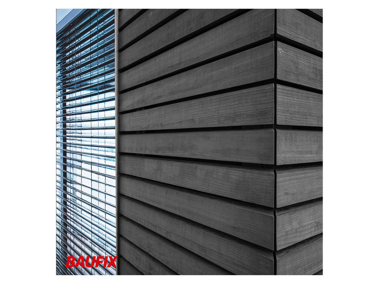 Holzverkleidung und ein Fenster mit Lamellen, Baufix.