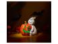 Halloween-Dekoration mit Geist und Kürbis, Fledermäusen und Herbstblättern.