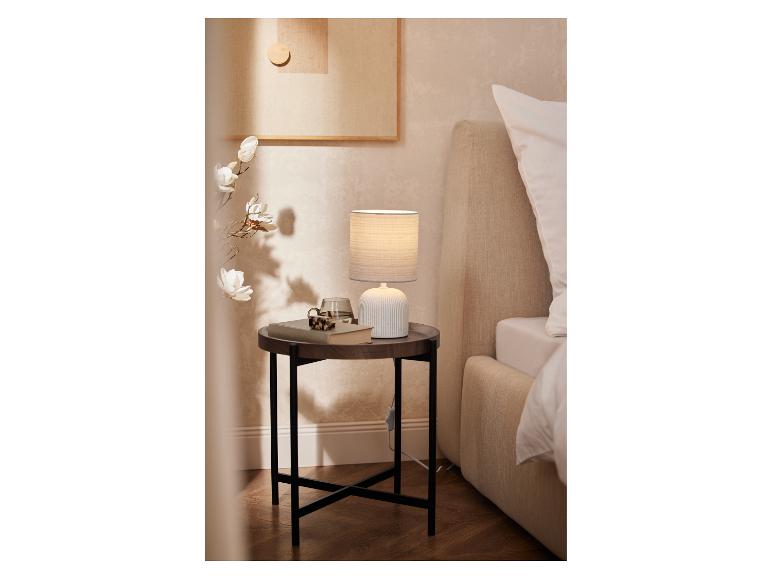 Minimalistische Design-Tischleuchte und Nachttisch im Schlafzimmer.