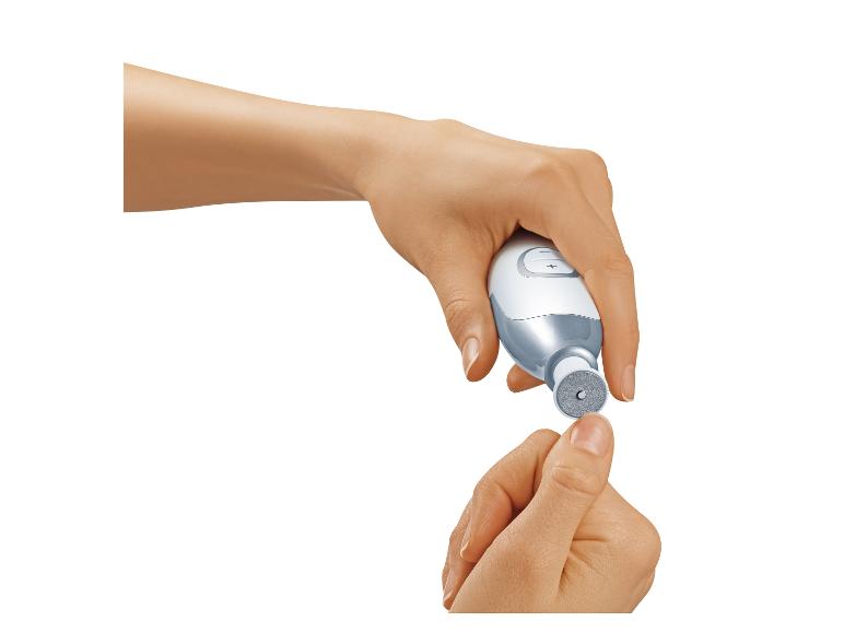 Eine Frau benutzt ein elektrisches Scholl Gerät für Maniküre.