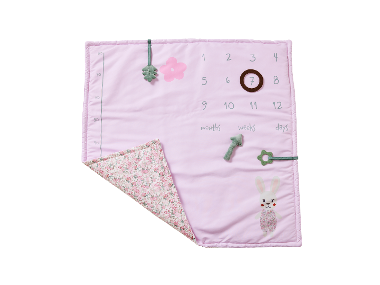 Rosa Baby-Spieldecke mit Stofftieren und Zahlen zum Messen des Wachstums.