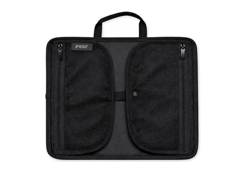 Schwarzer Kinderwagen-Organizer mit Netztaschen und Reißverschlüssen.