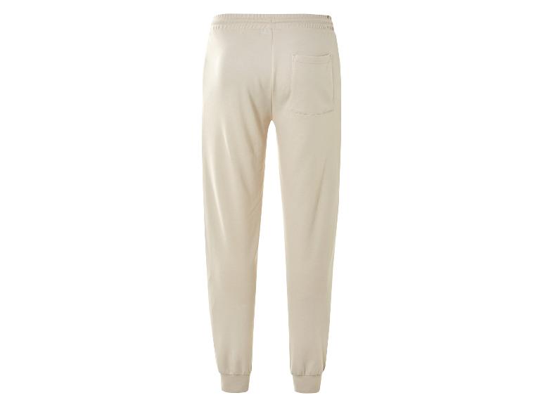 Beige Jogginghose.