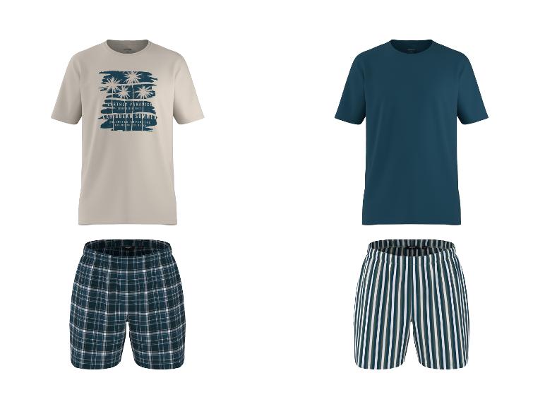 Zwei Herren-T-Shirts, eines beige mit 'Caribbean Summer'-Aufdruck und eines einfarbig türkis, mit zwei gemusterten Shorts.