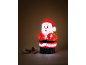 Beleuchtete Weihnachtsmannfigur mit festlichen Dekorationen