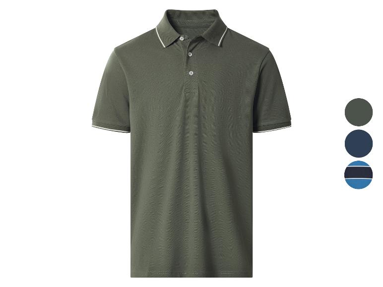 Dunkelgrünes Poloshirt mit weißen Details an Kragen und Ärmeln, mit Farbmustern daneben.