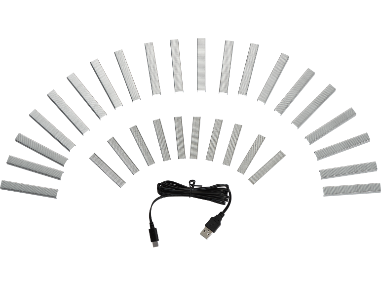 Eine Anordnung von Heftklammern in einem Bogen, mit einem aufgerollten USB-Kabel darunter.