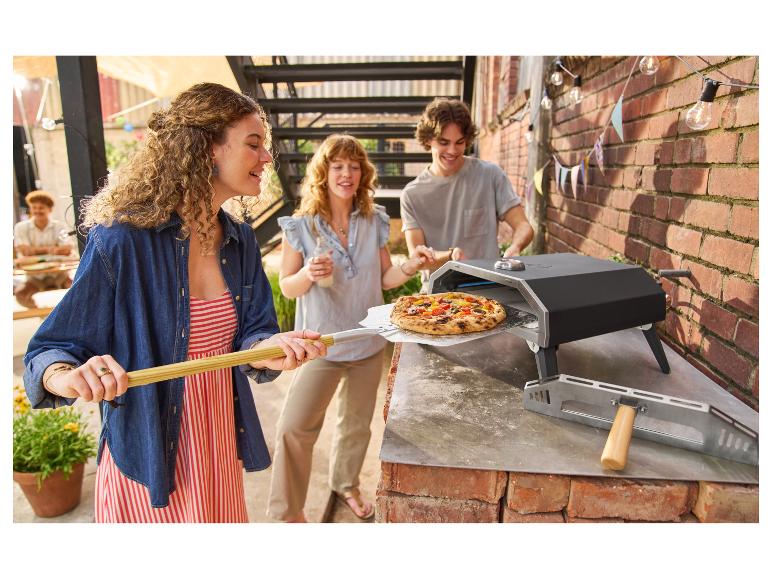 Pizza aus Holzofen, Pizzaschaufel und Außenofen.