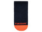 Eine blaue Socke mit einem orangefarbenen Rand, auf der 'TUESDAY' steht.