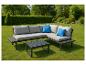 Graue Gartenlounge mit blauen Kissen und Couchtisch auf dem Rasen.