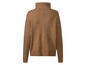 Brauner Pullover mit Rollkragen.