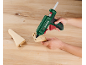 Heißklebepistole trägt Klebstoff auf ein Holzwerkstück auf einem Holztisch auf.