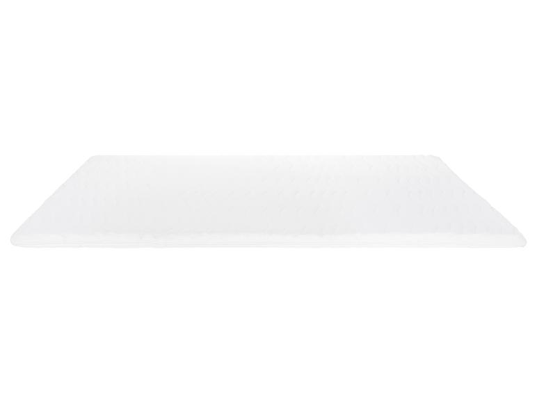 Eine weiße Matratze mit einer gesteppten Struktur.