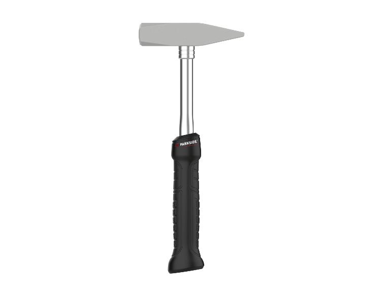 Grauer Hammer mit schwarzem Griff auf weißem Hintergrund