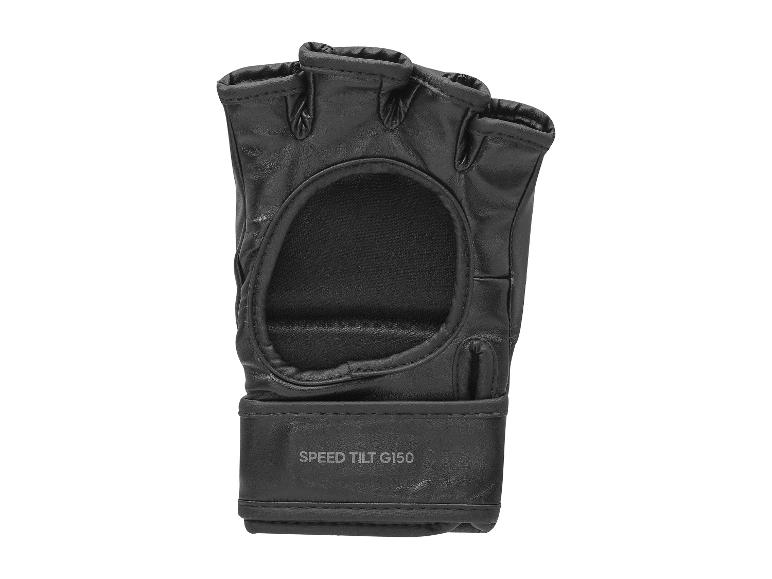 Schwarzer fingerloser Handschuh mit der Aufschrift „SPEED TILT G150“ am Handgelenk.