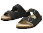 Ein Paar schwarze Zweiriemen-Sandalen mit Schnalle und Korksohle.