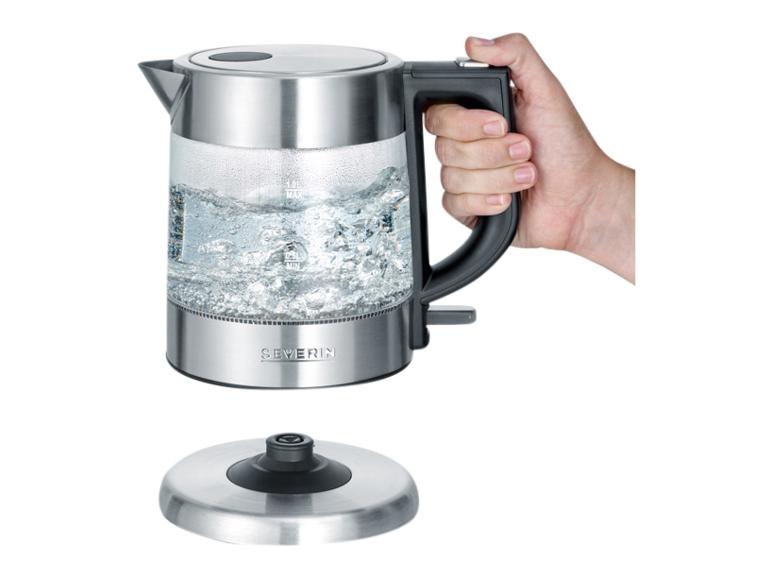 Severin Glaswasserkocher mit kochendem Wasser, von einer Hand gehalten, neben der Basis.