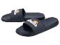 Zwei dunkelblaue Badesandalen mit einem farbigen Logo oben
