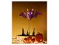 Halloween-Dekoration mit lila Fledermaus, Kürbissen und Lichterkette.