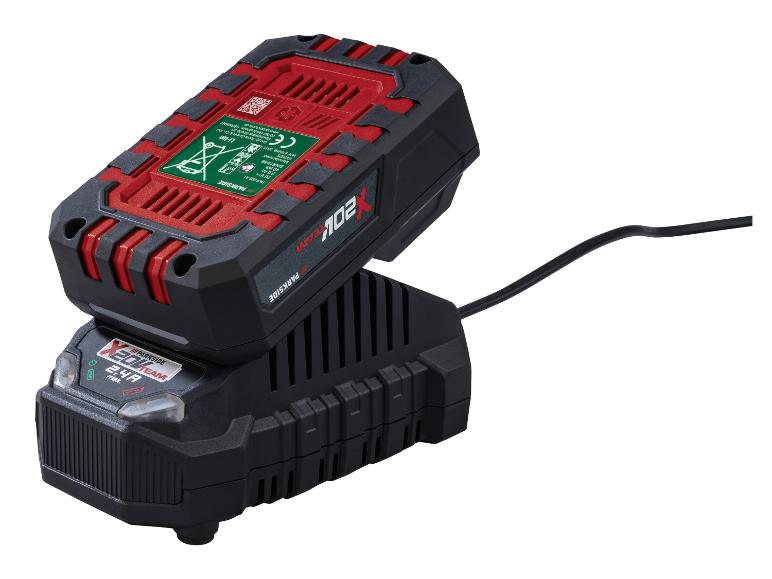 Ein rot-schwarzer Akku für Elektrowerkzeuge lädt auf einem schwarzen Ladegerät, mit einem Kabel, das aus dem Ladegerät kommt.