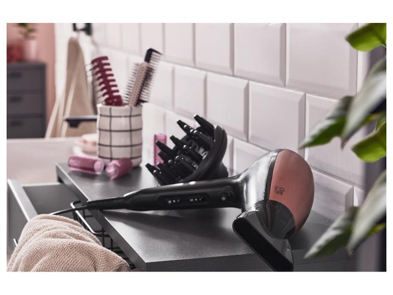 Cien Beauty Haartrockner mit Zubehör auf einem Badezimmer-Schrank.
