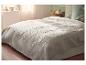 LIVARNO home Tagesdecke mit elegantem Steppmuster auf einem Bett.