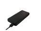 Schwarze Powerbank mit angeschlossenem Ladekabel.