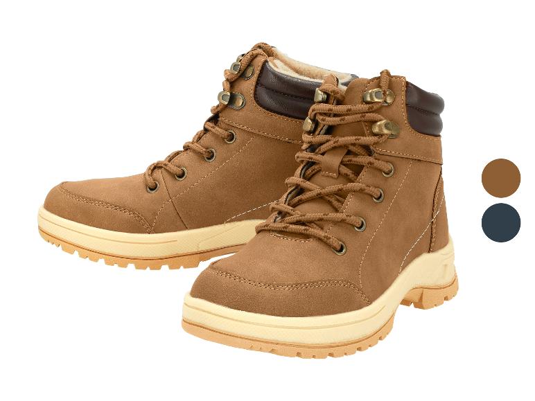 Ein Paar braune Winterstiefel mit Fellfutter und Schnürsenkeln, mit beiger Sohle.