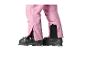 Rosa Skihose mit schwarzen Skischuhen