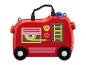 Ein roter Feuerwehrauto-Spielzeugkoffer mit Rädern und Griff.