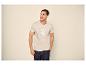 Mann in beigem T-Shirt mit „SUMMER STATE“-Aufdruck und dunkler Jeans.