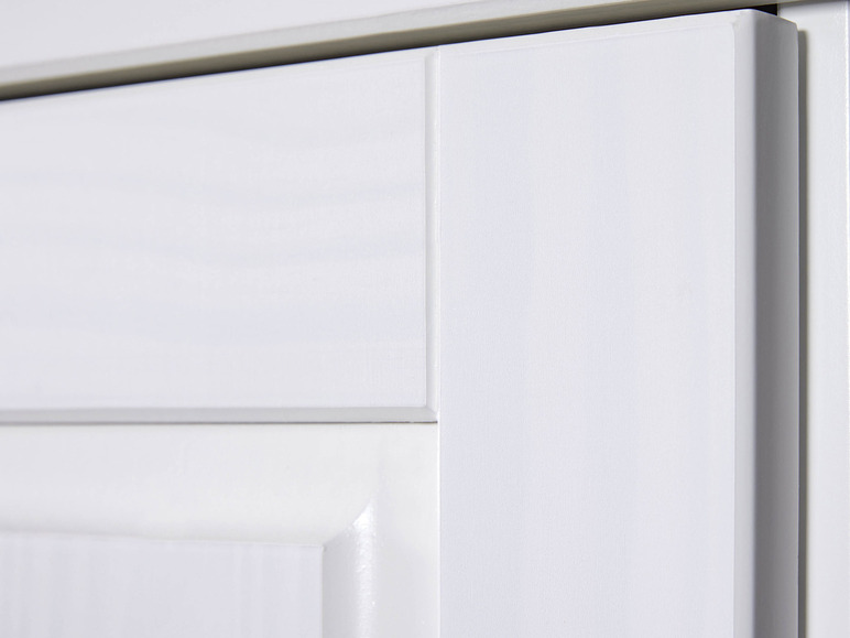 Nahaufnahme einer weißen Küchenschranktür.