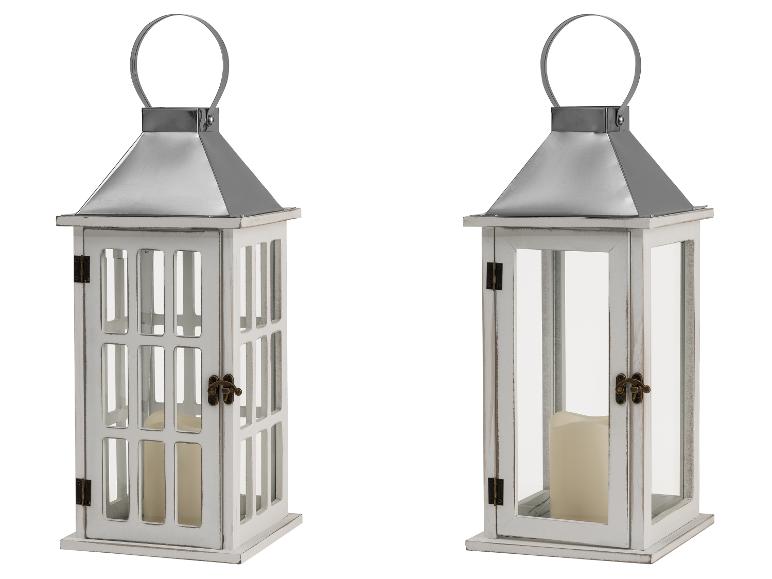 Zwei weiße dekorative Laternen mit Metalldach und Innenkerzen