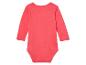 Korallenroter Baby-Body mit langen Ärmeln.