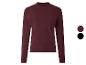 Bordeauxroter Rollkragenpullover mit bordeauxroten und schwarzen Farbmustern.