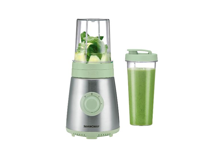 Ein Silvercrest Mixer mit einem grünen Smoothie in einem Becher.