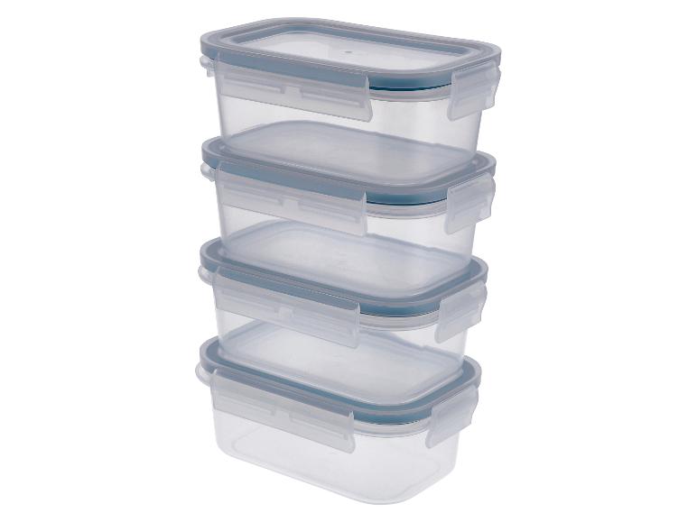 Set aus vier gestapelten transparenten Kunststoff-Lebensmittelbehältern mit blauen Deckeln und Verschlussclips.