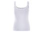Ein weißes Tanktop mit Spitzendetails.