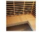 Helles Holzsauna-Interieur mit L-förmiger Bank und Lattenrost-Rückenlehne.