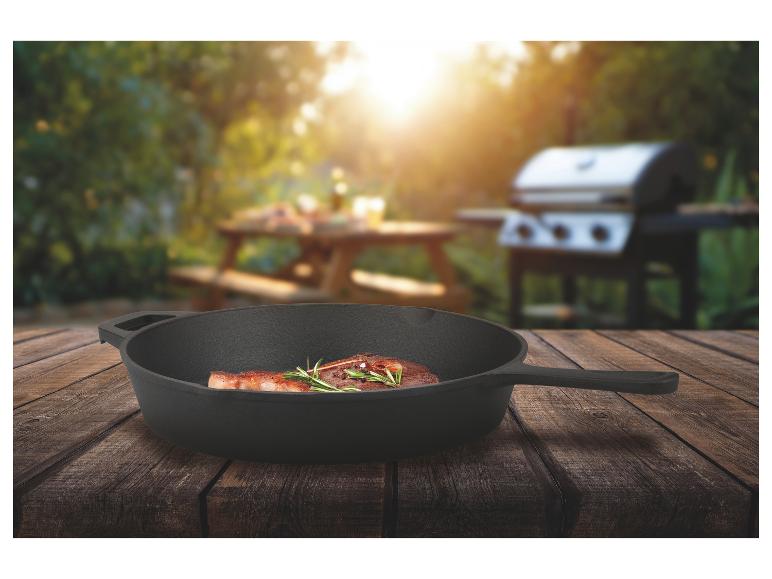 GSW Pfanne Black Iron BBQ 26cm mit Steak und Rosmarin auf Holztisch im Garten