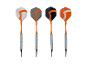 Vier Darts mit orangefarbenen, grauen, schwarzen und weißen Flights.