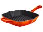 Orangefarbene quadratische Gusseisen-Grillpfanne mit Griffen.