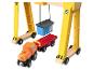 Ein Holzspielzeugset mit einem gelben Kran, einem orangefarbenen Zug und einem roten Waggon.