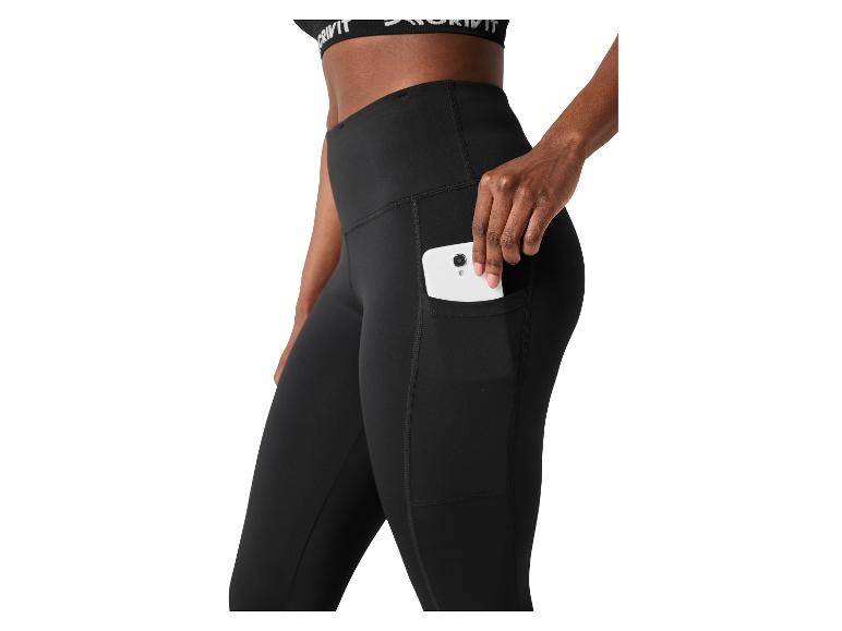 Schwarze Sportleggings mit Seitentasche und Smartphone, getragen von einer Frau.